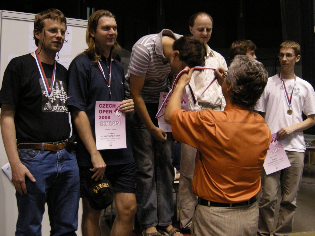 Mistrovství ÈR v bughouse šachu (holanïany) 2008. Ceny pøedává Dr.Mazuch. Zleva 2.Jezbera+Šlesinger 1.Tajovský+Škaloud 3.Jirka+Sodoma